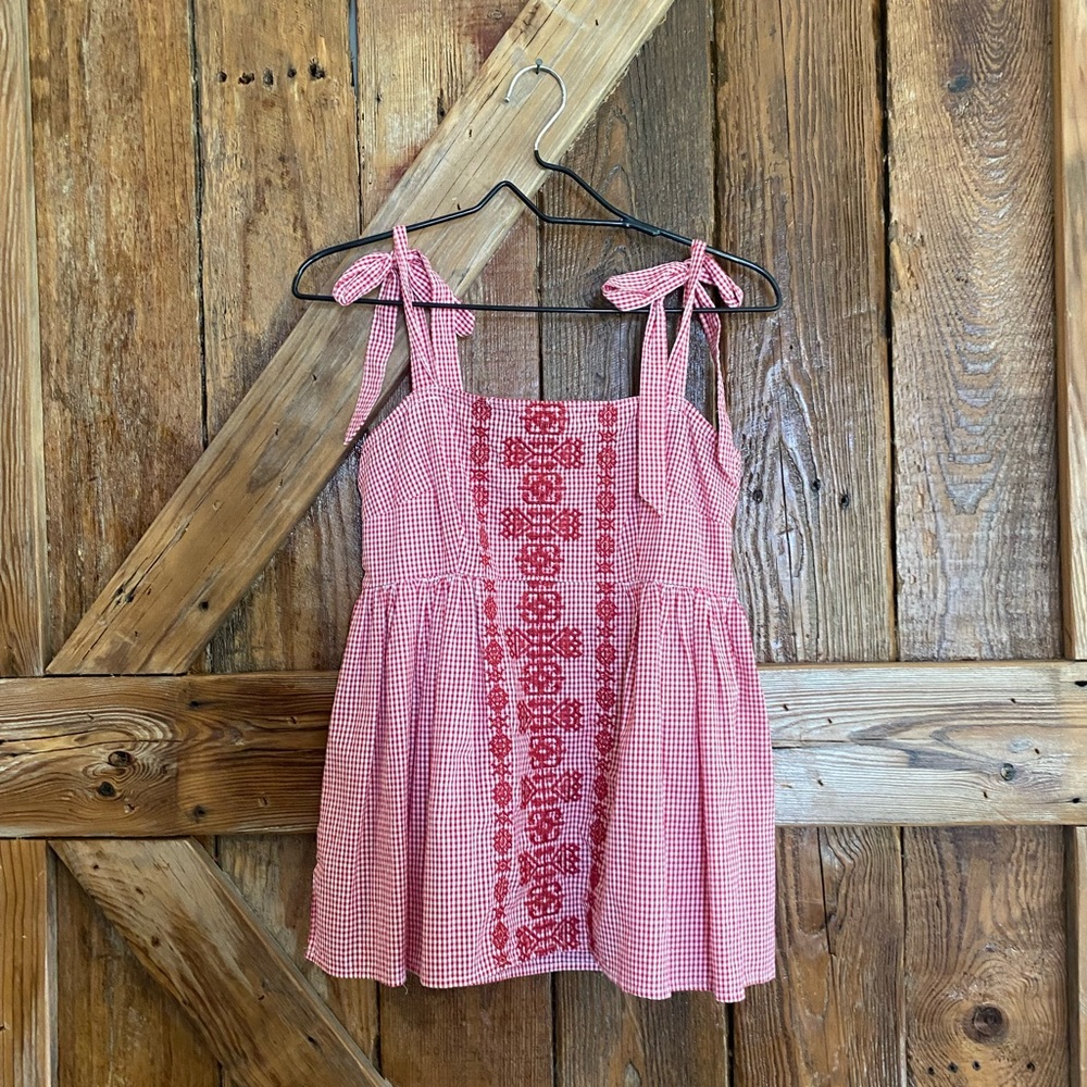 Red checkered tank